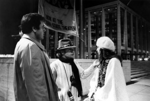 ジョン・G・アヴィルドセン（中央）（1979年日本公開映画『ふたりでスロー・ダンスを』撮影現場にて）