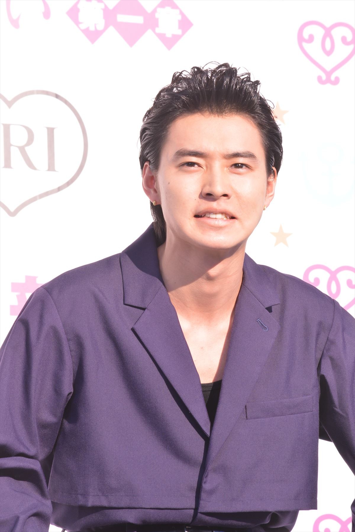 山崎賢人、『ジョジョ』キックオフイベントで“小ぶり”リーゼント披露！