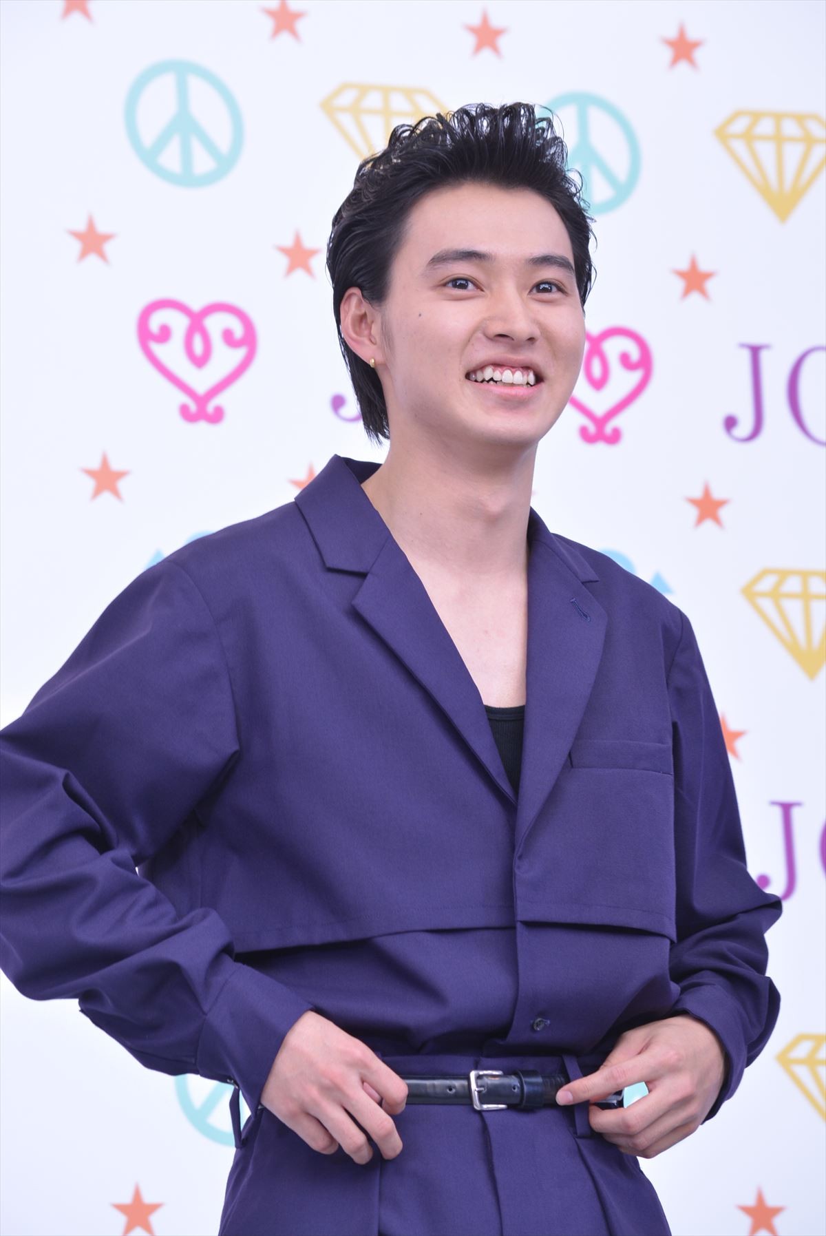 山崎賢人、『ジョジョ』キックオフイベントで“小ぶり”リーゼント披露！