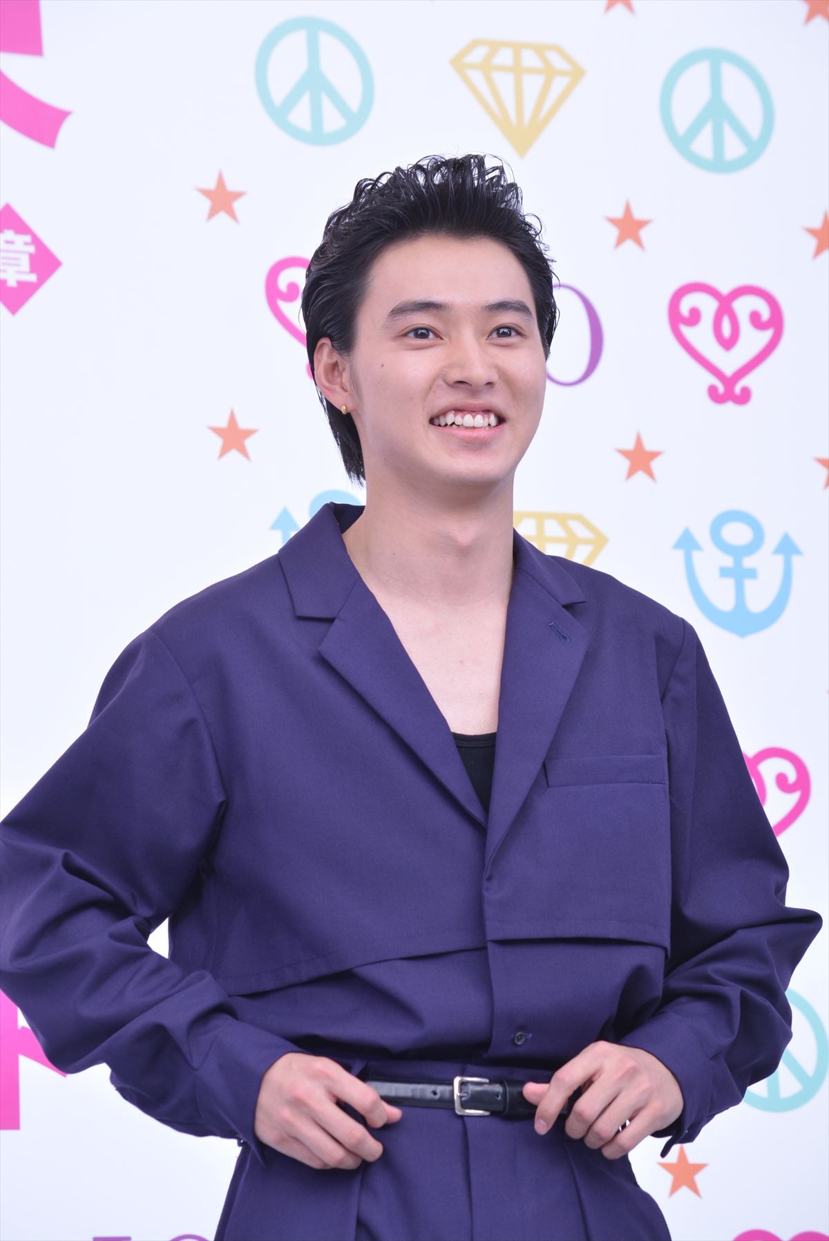 山崎賢人、『ジョジョ』キックオフイベントで“小ぶり”リーゼント披露！
