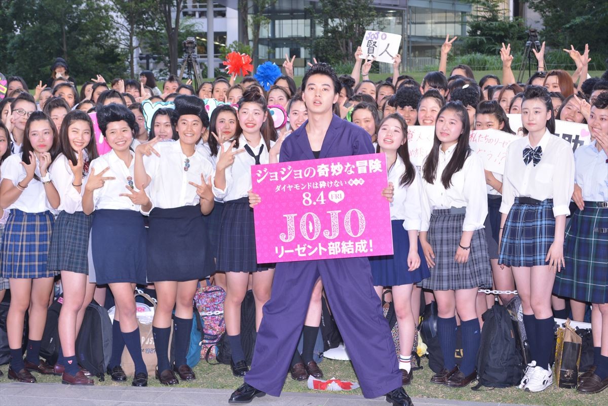 山崎賢人、『ジョジョ』キックオフイベントで“小ぶり”リーゼント披露！