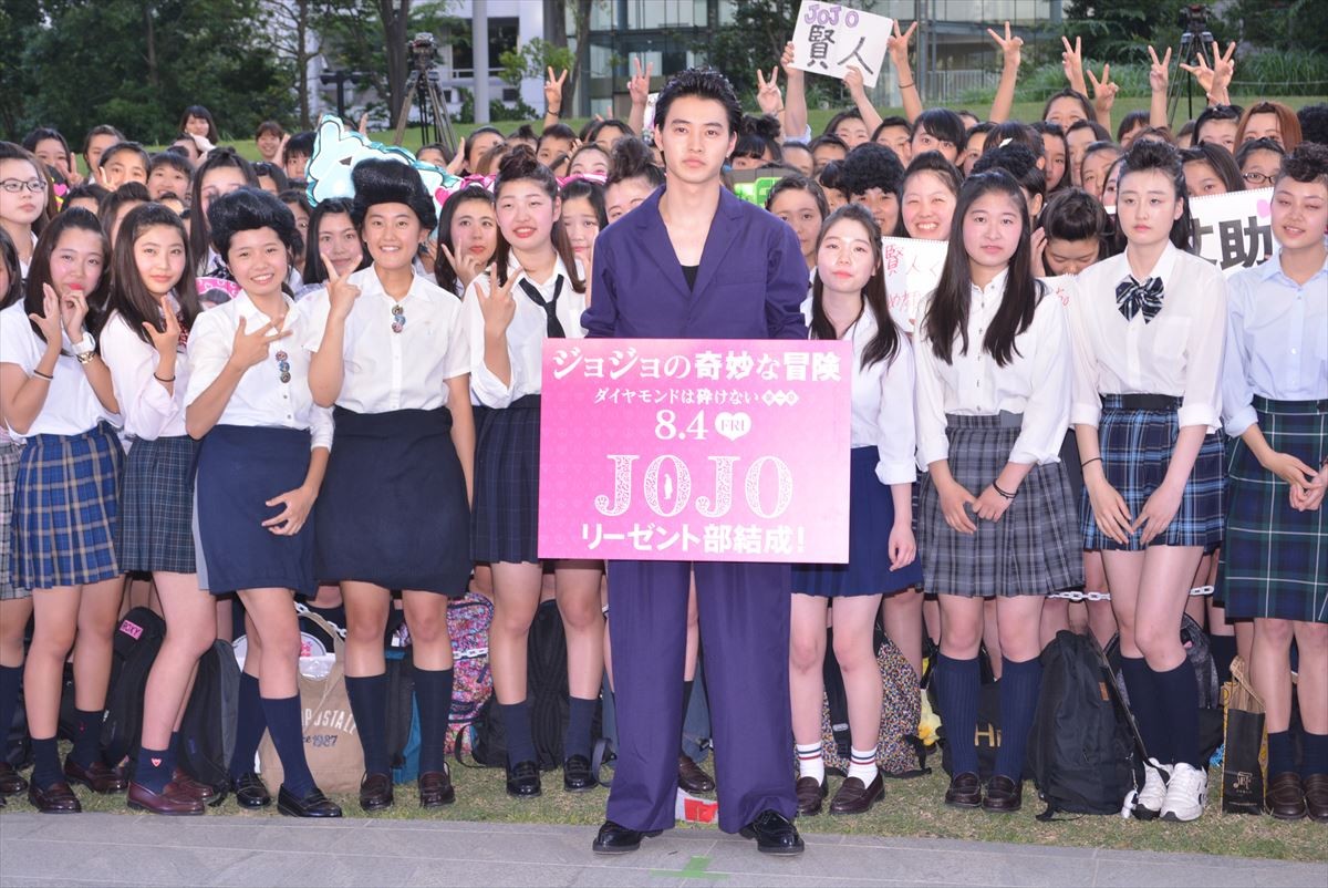 山崎賢人、『ジョジョ』キックオフイベントで“小ぶり”リーゼント披露！