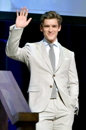 ブレントン・スウェイツ、『パイレーツ・オブ・カリビアン／最後の海賊』夏祭りプレミアに登場