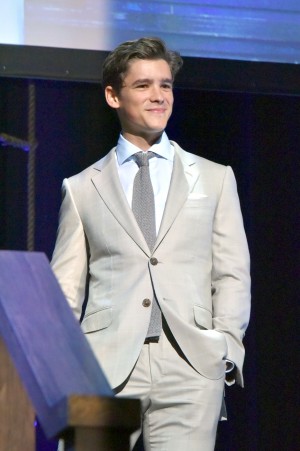 ブレントン・スウェイツ、『パイレーツ・オブ・カリビアン／最後の海賊』夏祭りプレミアに登場