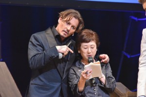 ジョニー・デップ＆通訳者、『パイレーツ・オブ・カリビアン／最後の海賊』夏祭りプレミアに登場