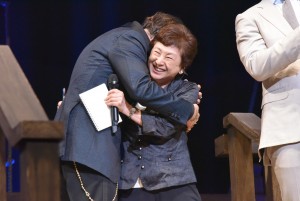 ジョニー・デップ＆通訳者、『パイレーツ・オブ・カリビアン／最後の海賊』夏祭りプレミアに登場