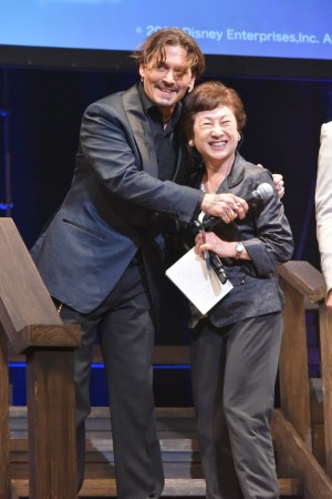 ジョニー・デップ＆通訳者、『パイレーツ・オブ・カリビアン／最後の海賊』夏祭りプレミアに登場