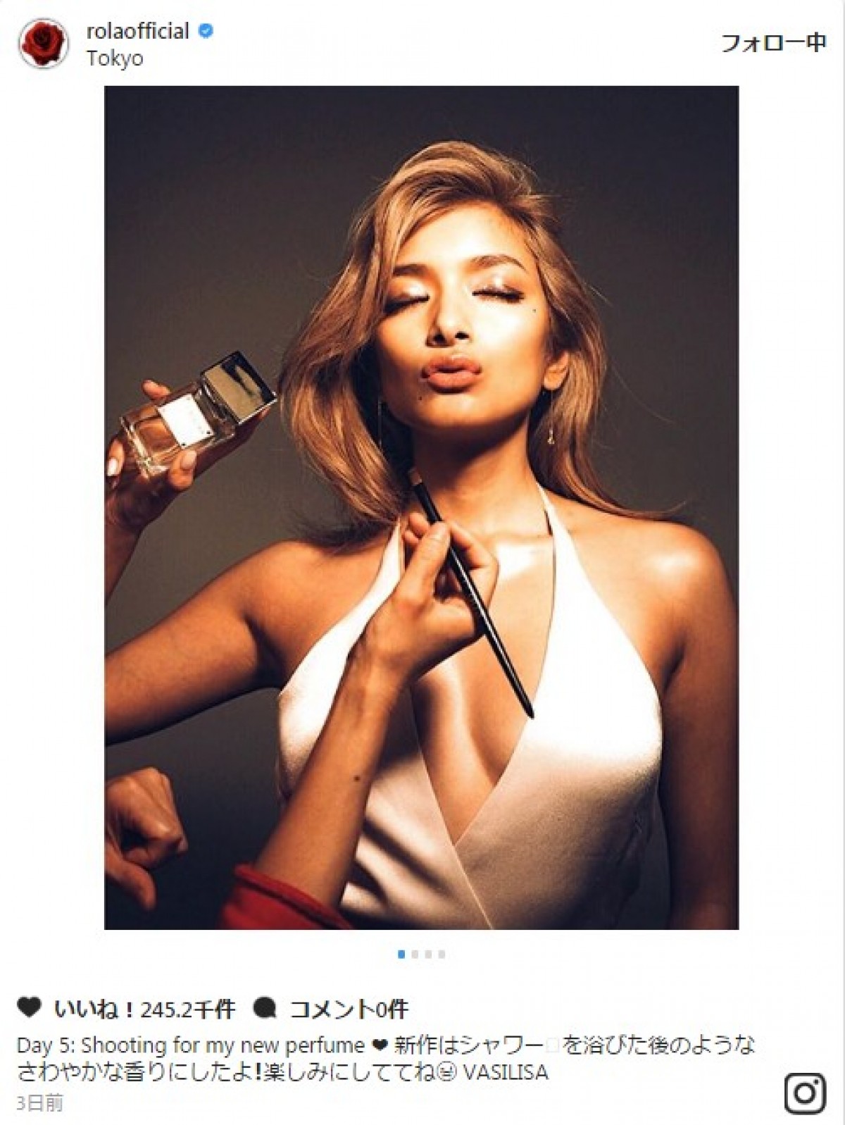 ローラ、香水片手に大胆ショット披露 ※「ローラ」インスタグラム