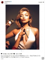 ローラ、香水片手に大胆ショット披露　「艶やか」「美しすぎる」と反響