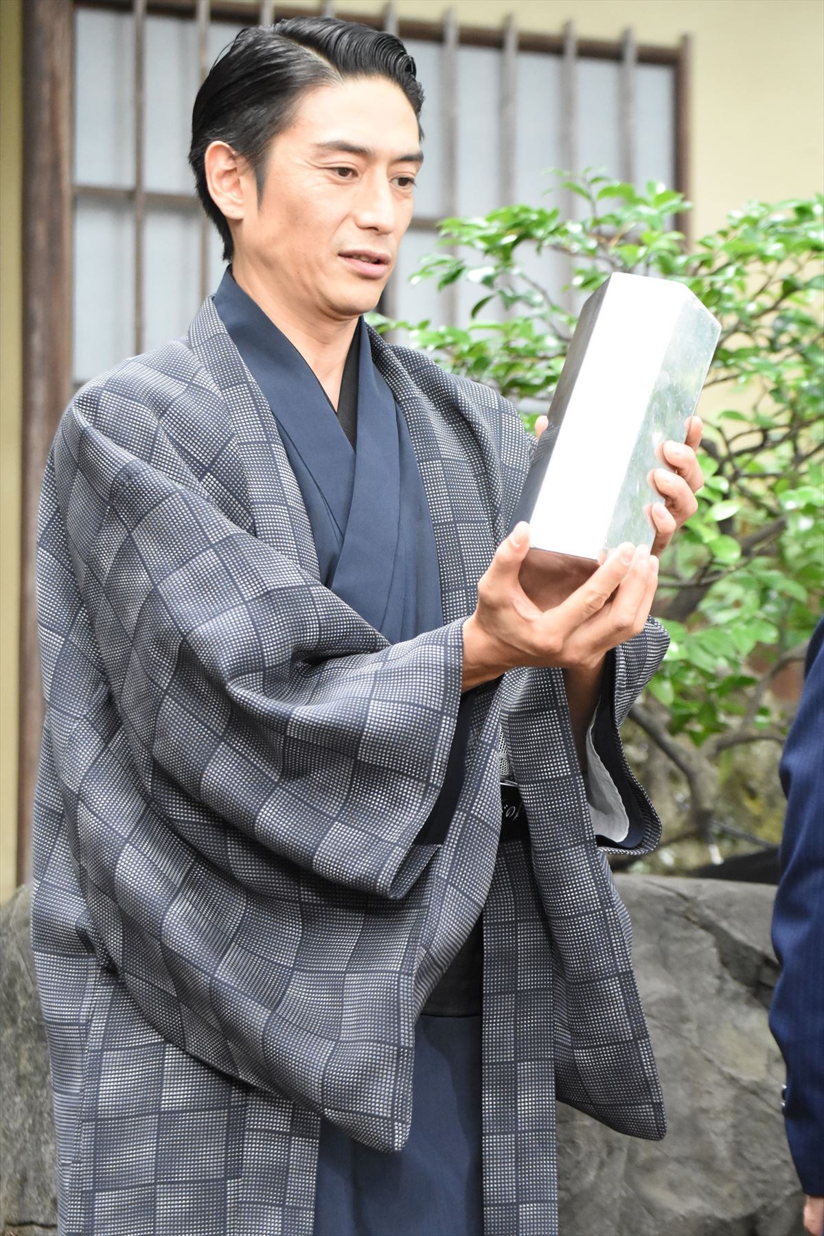 大野智、和装アクションに“マジックテープ”が大活躍 おみくじ結果に悔しさ滲ます