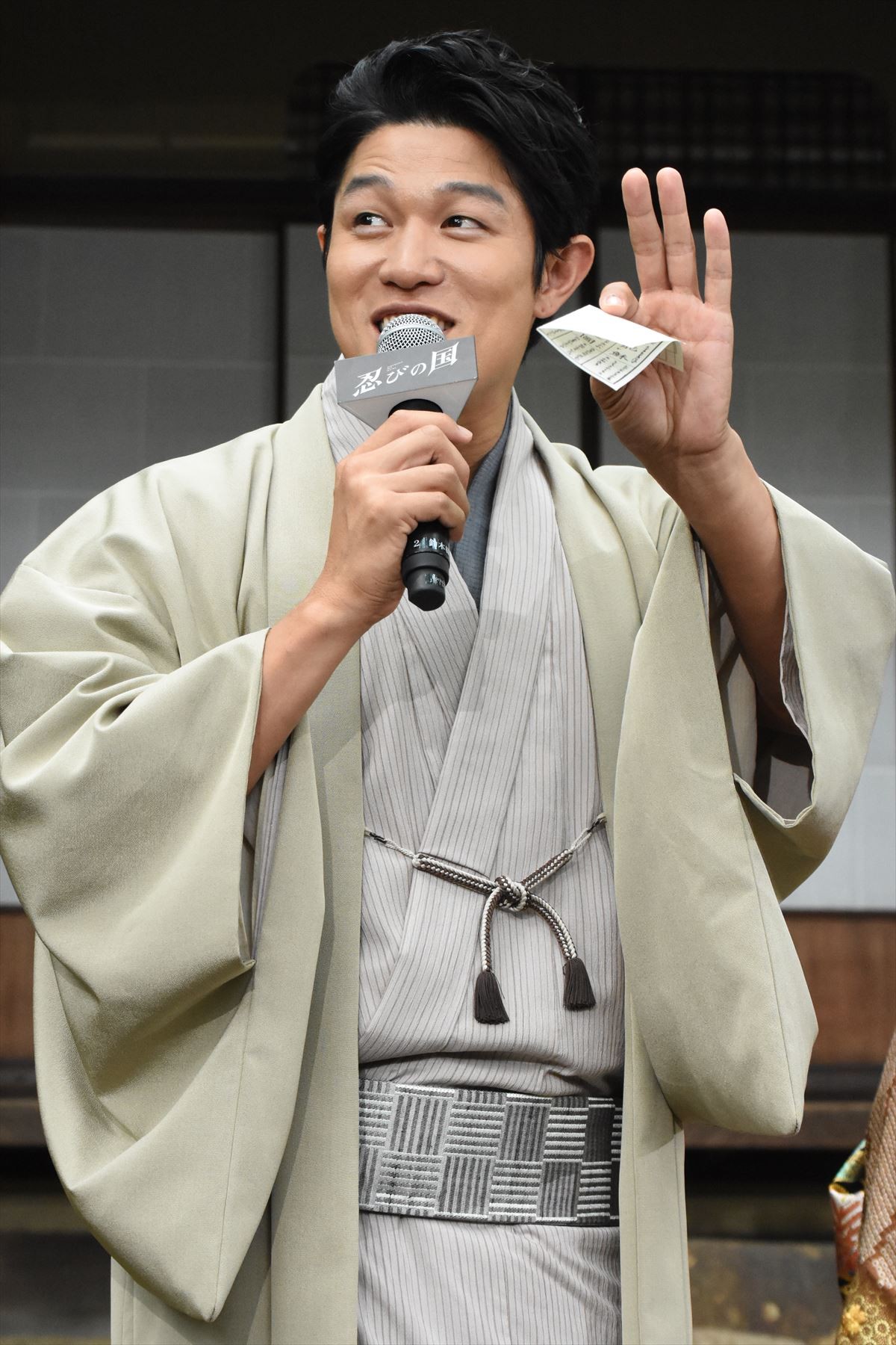 大野智、和装アクションに“マジックテープ”が大活躍 おみくじ結果に悔しさ滲ます