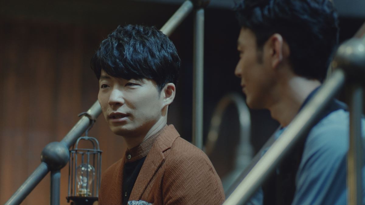 星野源、“大人エレベーター”36階に登場　妻夫木聡と「大人とは」CM解禁
