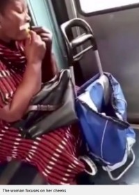 衝撃！電車内で顔の産毛を剃る女性がネット上で話題に　※海外メディア「Mirror Online」のスクリーンショット