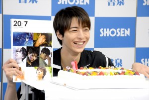 高杉真宙、2nd写真集『20／7』発売記念握手会に出席