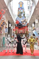 史上最大13m“スター・ウォーズ山笠”完成！C‐3PO＆カイロ・レンお披露目式に登場