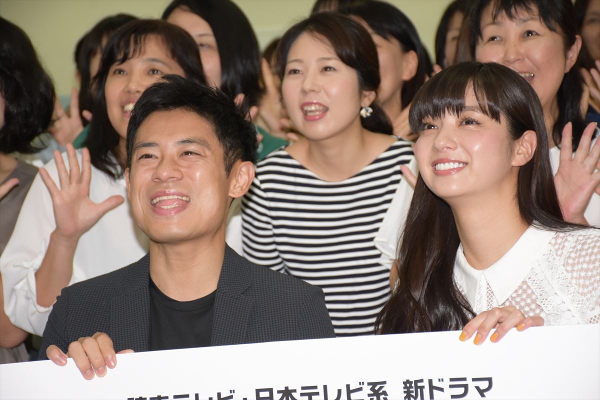 伊藤淳史、新川優愛、『脳にスマホが埋められた！』完成披露試写会に出席