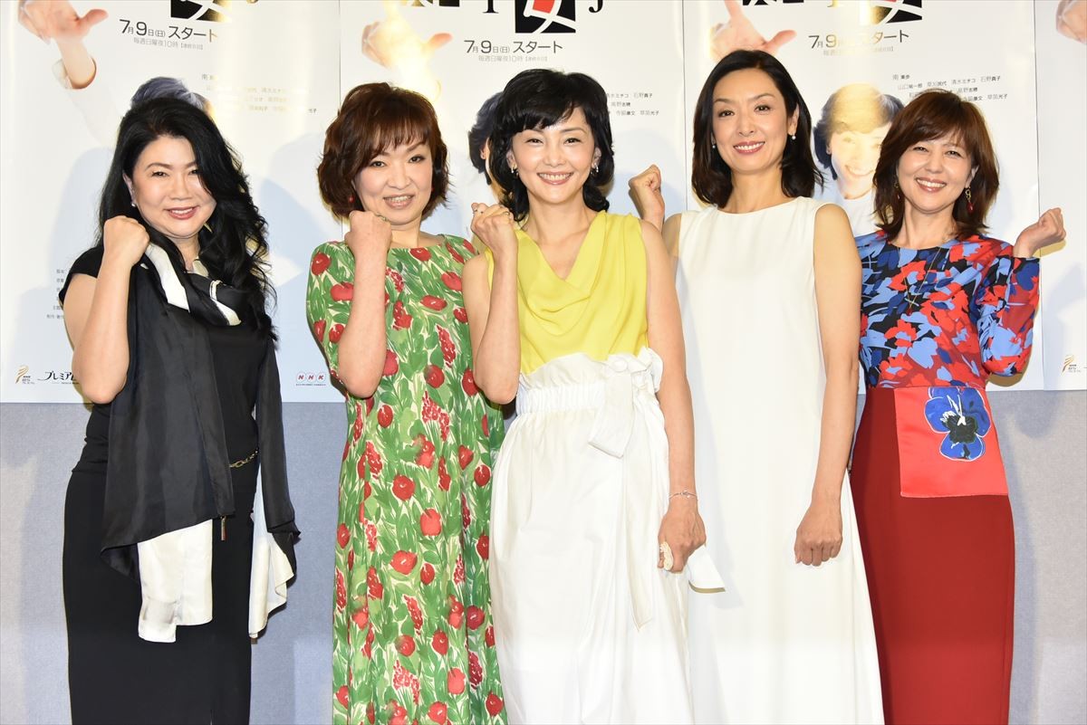 左から脚本の田渕久美子、南果歩、草刈民代、清水ミチコ、石野真子、『定年女子』完成試写会にて