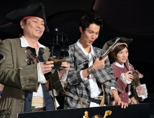 左から平田広明、中川大志、岡田奈々、『パイレーツ・オブ・カリビアン／最後の海賊』大ヒット記念イベントにて