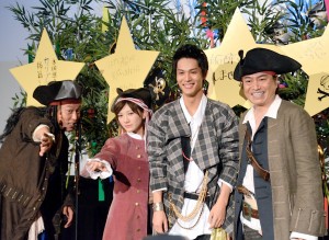 左からじゅんいちダビッドソン、岡田奈々、中川大志、平田広明、『パイレーツ・オブ・カリビアン／最後の海賊』大ヒット記念イベントにて