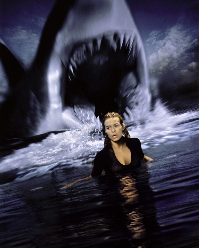 1999年のパニック映画『ディープ・ブルー』の続編がテレビ映画化(※『ディープ・ブルー(99)』場面写真)