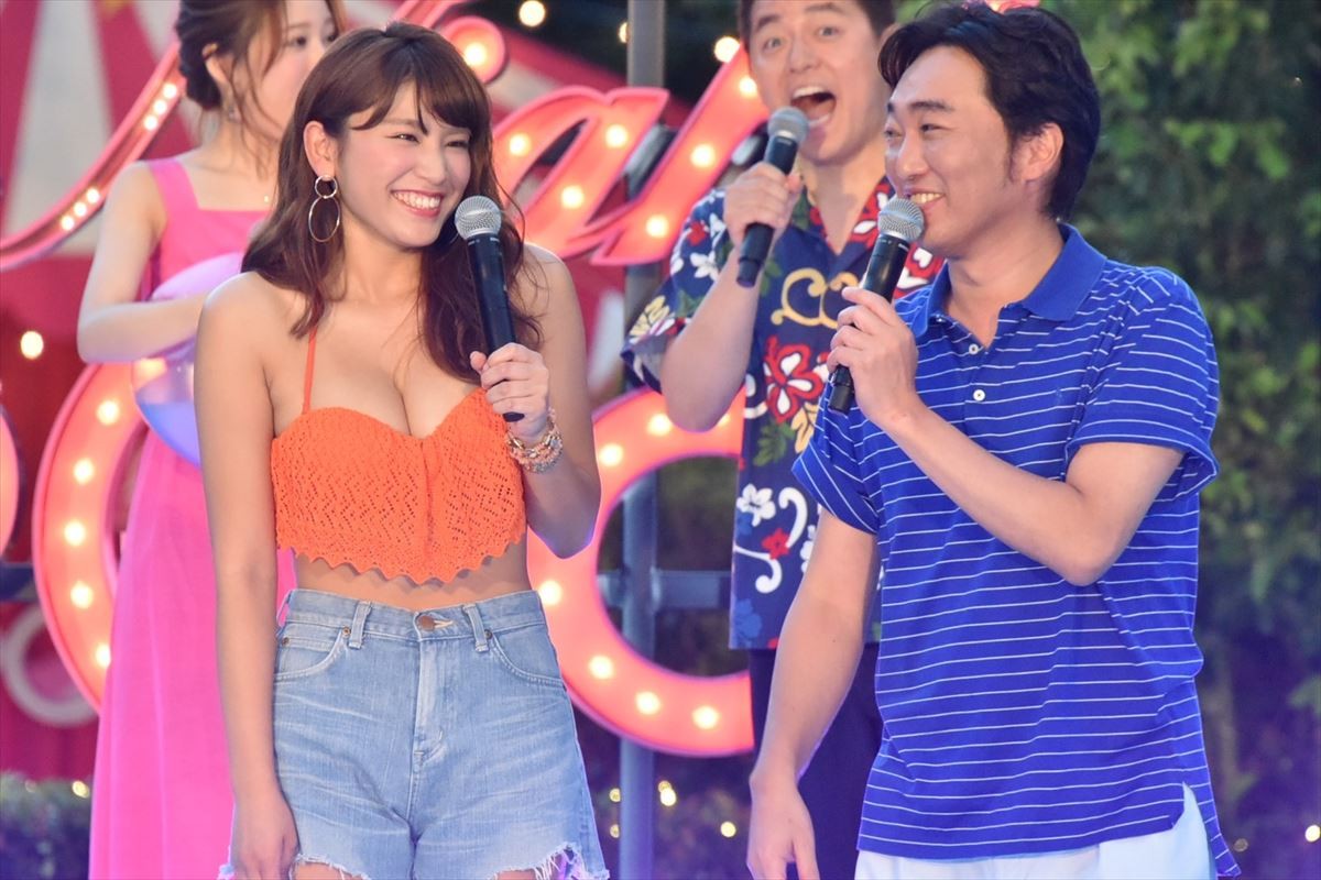 久松郁実、水着ファッションで魅了！ ナイトプールに「いつか恋人と行けたら」