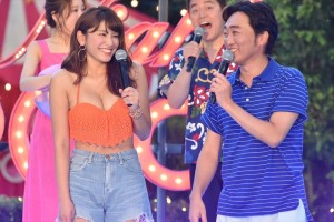 左からchay、久松郁実、井戸田潤（スピードワゴン）、小沢一敬（スピードワゴン）、「CanCam×Tokyo Prince Hotel Night Pool」オープニングレセプションパーティーに登場