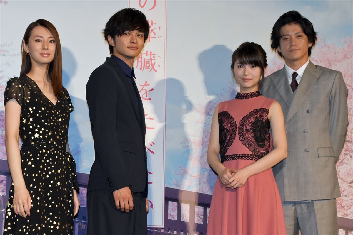 (左から)北川景子、北村匠海、浜辺美波、小栗旬、『君の膵臓をたべたい』完成披露舞台挨拶にて