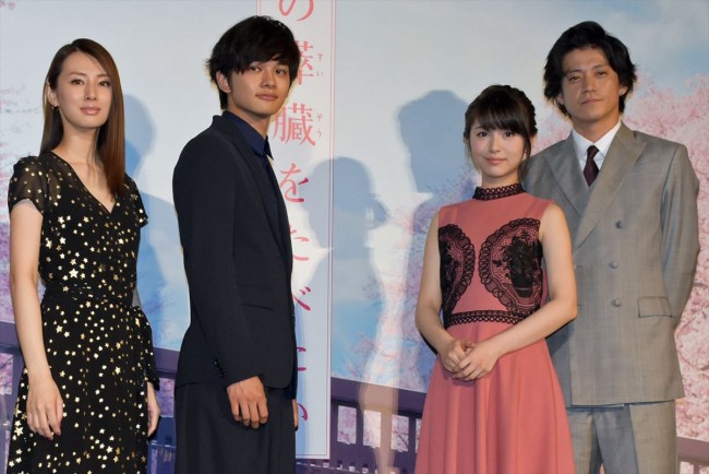 （左から）北川景子、北村匠海、浜辺美波、小栗旬、『君の膵臓をたべたい』完成披露舞台挨拶にて