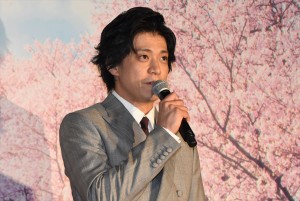小栗旬、『君の膵臓をたべたい』完成披露舞台挨拶