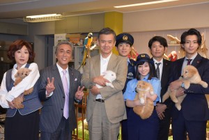 左から浅野温子、寺島進、渡部篤郎、横山だいすけ、橋本環奈、長谷川朝晴、三浦翔平、『警視庁いきもの係 』記者会見に登場