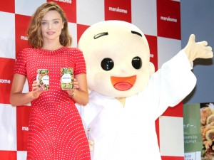 ミランダ・カー、marukomeとのコラボ新商品発表に出席