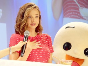 ミランダ・カー、marukomeとのコラボ新商品発表に出席