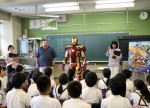 アイアンマン、都内の小学校に現れる！「マーベル特別授業」にサプライズ登場