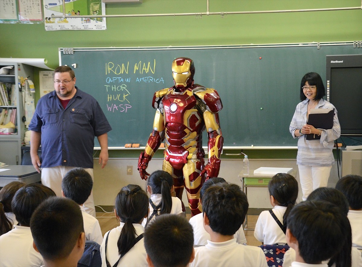 アイアンマン、小学校に現れる！「マーベル特別授業」にサプライズ登場
