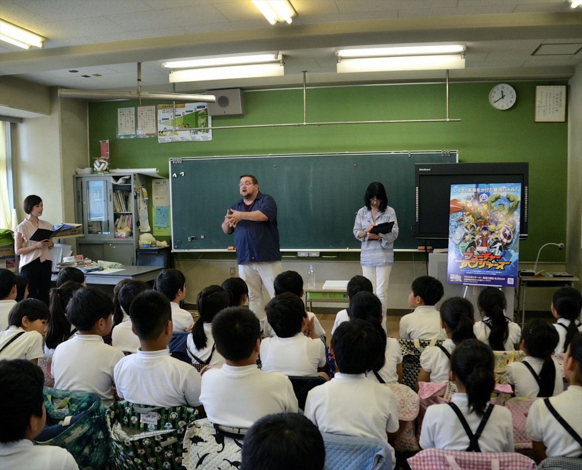 アイアンマン、小学校に現れる！「マーベル特別授業」にサプライズ登場