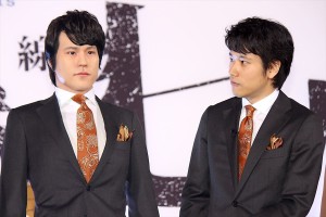 松山ケンイチ人形（左）、松山ケンイチ（右）、『劇団☆新感線 髑髏城の七人』製作記者会見に登壇