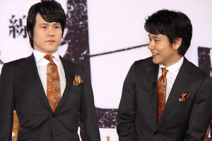 松山ケンイチ人形（左）、松山ケンイチ（右）、『劇団☆新感線 髑髏城の七人』製作記者会見に登壇