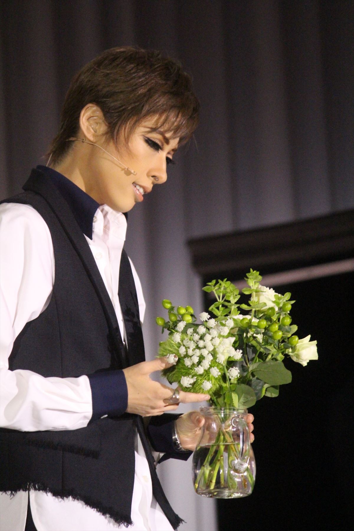 明日海りお、花組公演『ハンナのお花屋さん』で花屋に 「夢が叶った」
