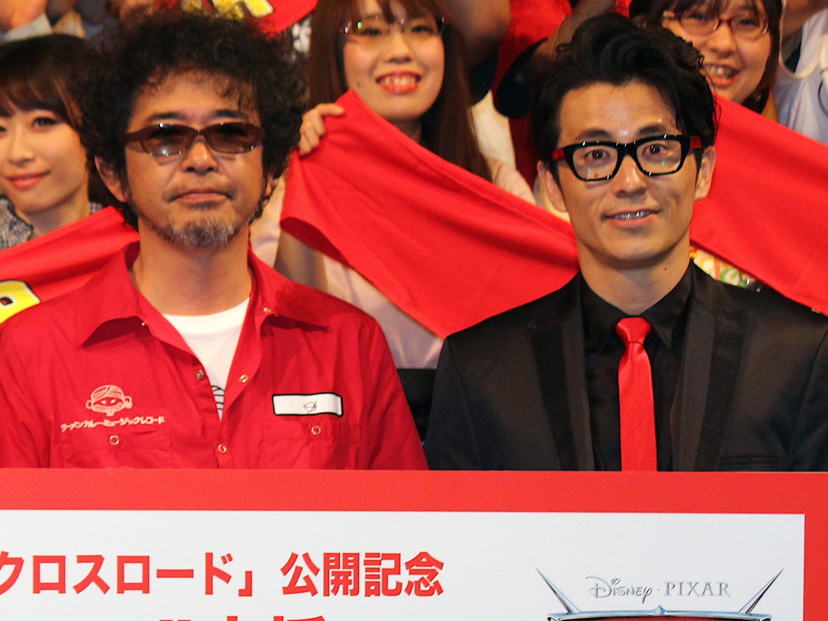 『カーズ/クロスロード』公開記念イベントに出席した奥田民生(左)と藤森慎吾(右)