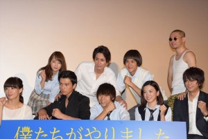左上から川栄李奈、間宮祥太朗、葉山奨之、今野浩喜、左手前から水川あさみ、新田真剣佑、窪田正孝、永野芽郁、三浦翔平、『僕たちがやりました』第１話制作発表会見に登壇