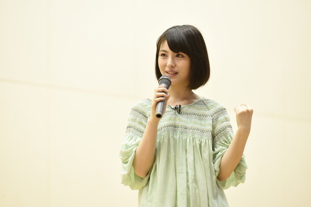 浜辺美波＆北村匠海、『キミスイ』PRで高校サプライズ訪問！ 950人の生徒から大歓声