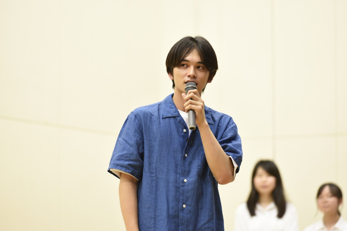 浜辺美波＆北村匠海、『キミスイ』PRで高校サプライズ訪問！ 950人の生徒から大歓声