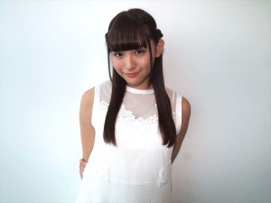 浅川梨奈、『人狼ゲーム マッドランド』インタビューの様子