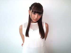 浅川梨奈、『人狼ゲーム マッドランド』インタビューの様子