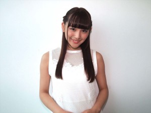 浅川梨奈、『人狼ゲーム マッドランド』インタビューの様子