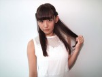 浅川梨奈、『人狼ゲーム マッドランド』インタビューの様子