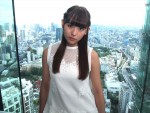 浅川梨奈、『人狼ゲーム マッドランド』インタビューの様子