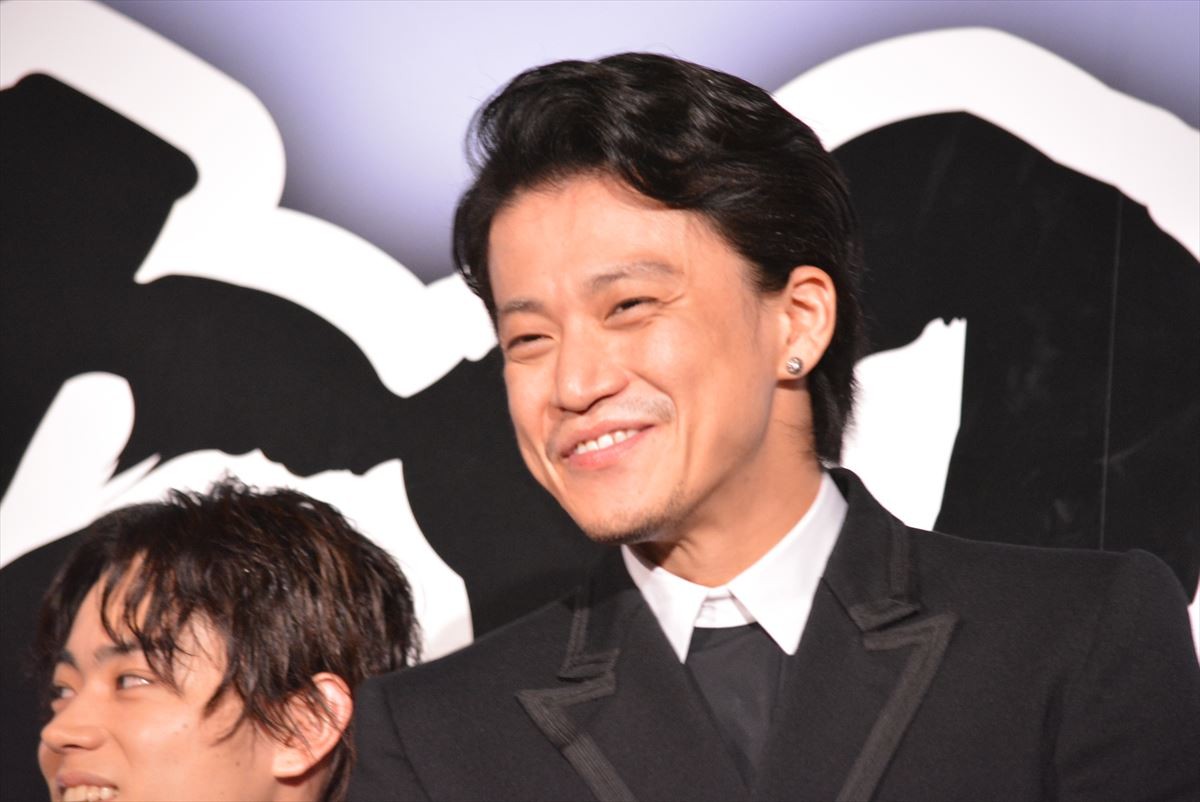 山田孝之、“顔出し一切なし”の着ぐるみ姿で『銀魂』舞台挨拶に登壇！