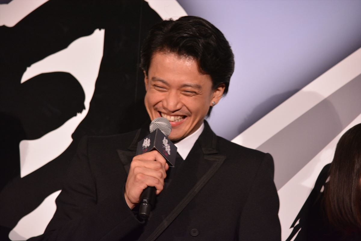 山田孝之、“顔出し一切なし”の着ぐるみ姿で『銀魂』舞台挨拶に登壇！