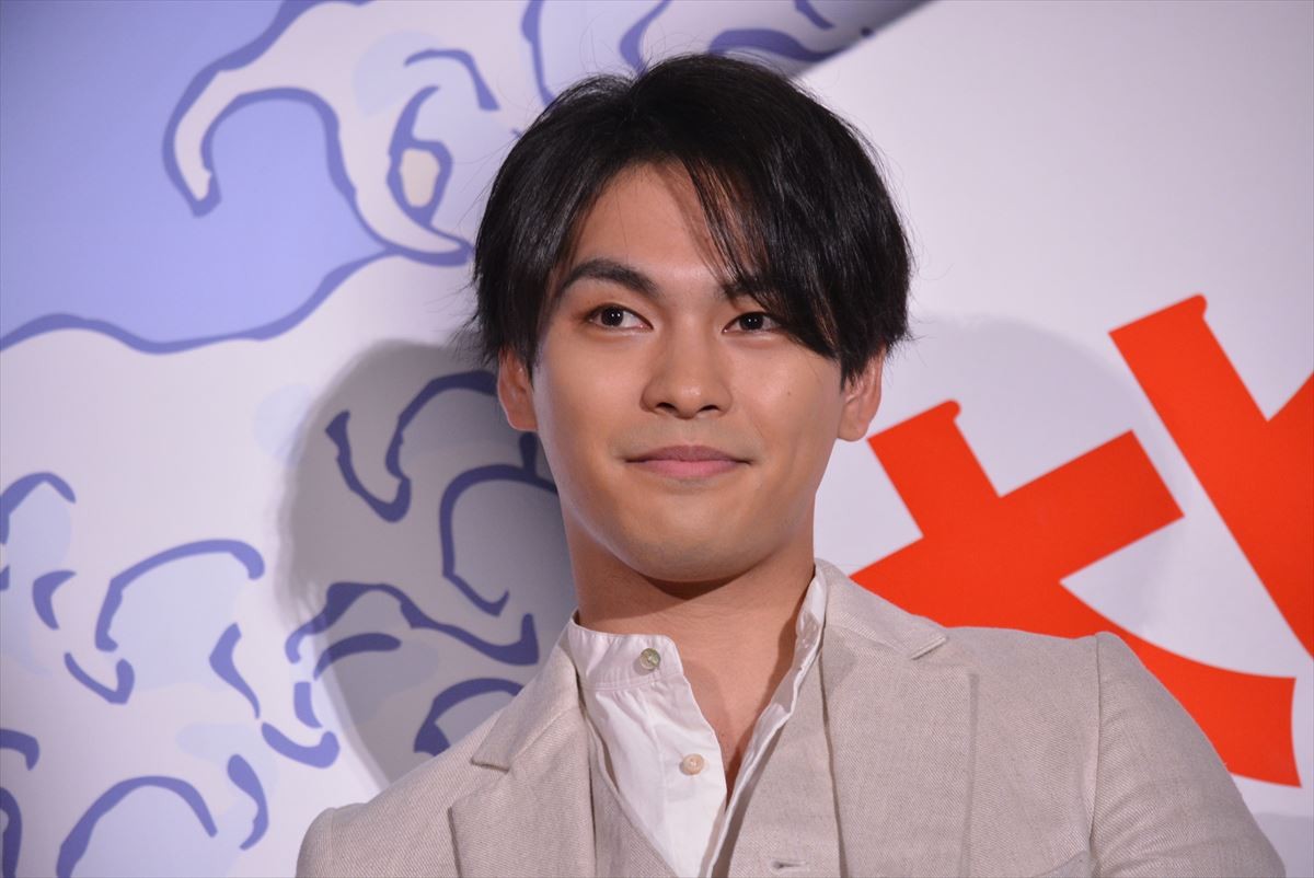 山田孝之、“顔出し一切なし”の着ぐるみ姿で『銀魂』舞台挨拶に登壇！